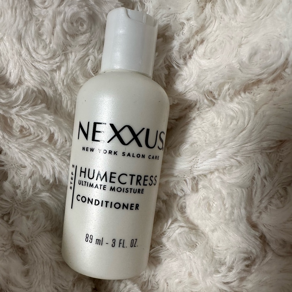 Nexxus Humectress Ultimate Moisture Conditioner - White
